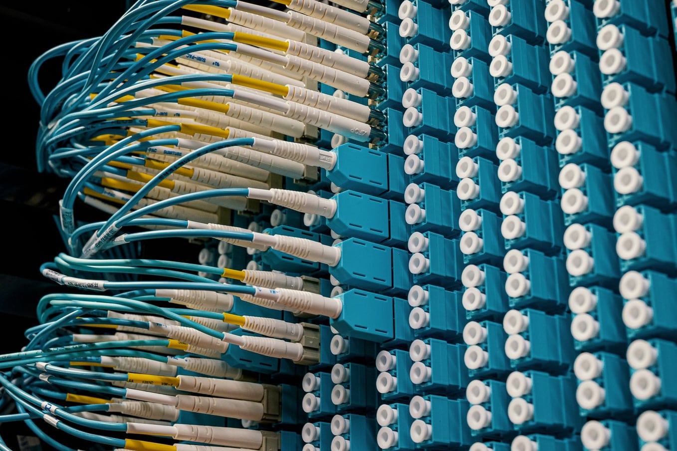 Patch panel com cabos de rede coloridos conectados