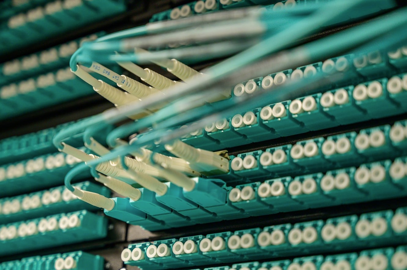 Rack de rede com cabeamento estruturado organizado