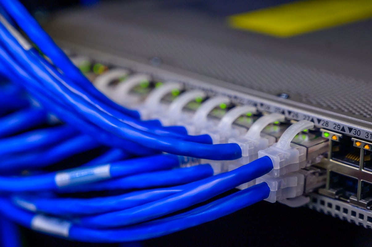 Switch de rede com portas ethernet e cabos conectados